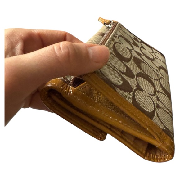 Authentic y2k Vintage Coach Monogram Logo Buckle Wallet Tan Beige Patent trim - Picture 5 of 8